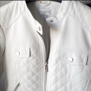 Stunning  white Faux leather jacket. Perfect for this season.  🌬⛄️